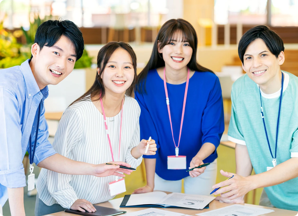 笑顔の若い男女4人の社員
