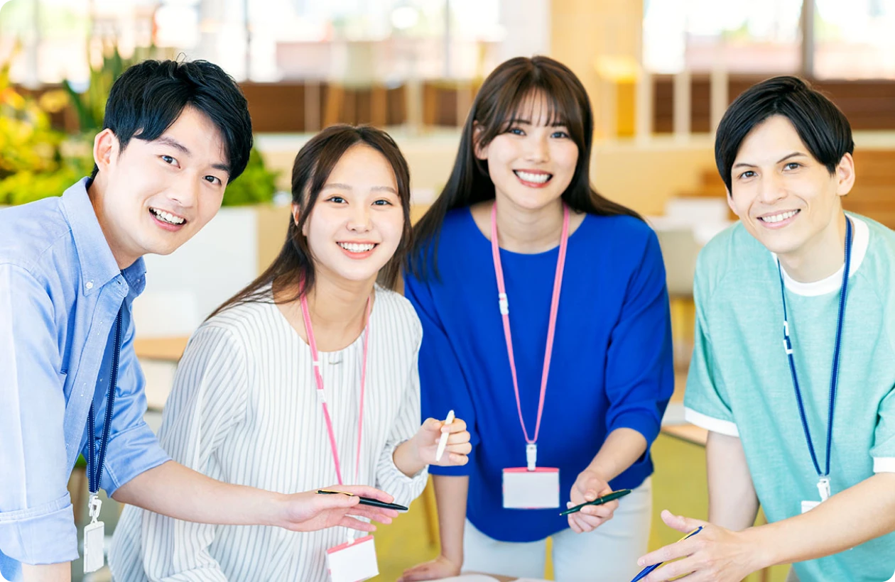 笑顔の若い男女4人の社員