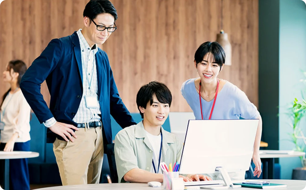 若手メンバーが先輩のサポートのもと、OJTでスキルを身につけている様子